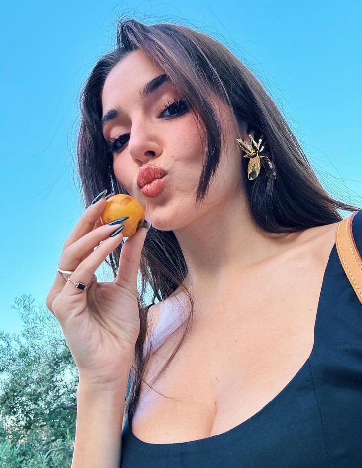 2401Seliin's tweet photo. Biraz da karımın bebeksiliğini ovelimmm hem bebek gibi hem de çok güzel handemm #HandeErçel @HandeErcel 🦋🌑 gece kızımm https://t.co/YUiFPNsquj