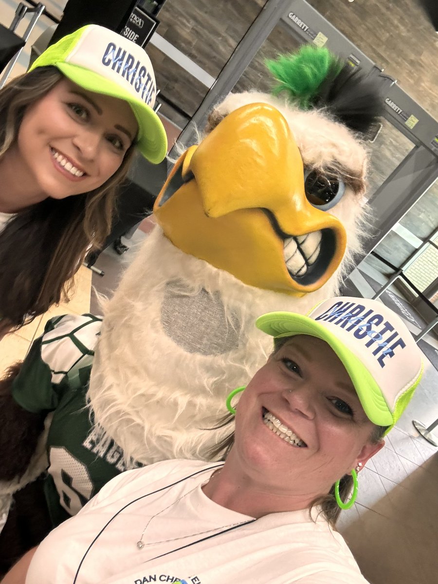 MrsRiveraKinder's tweet photo. #prosperproud convocation day 💙💚 https://t.co/HRDz0MvvRR