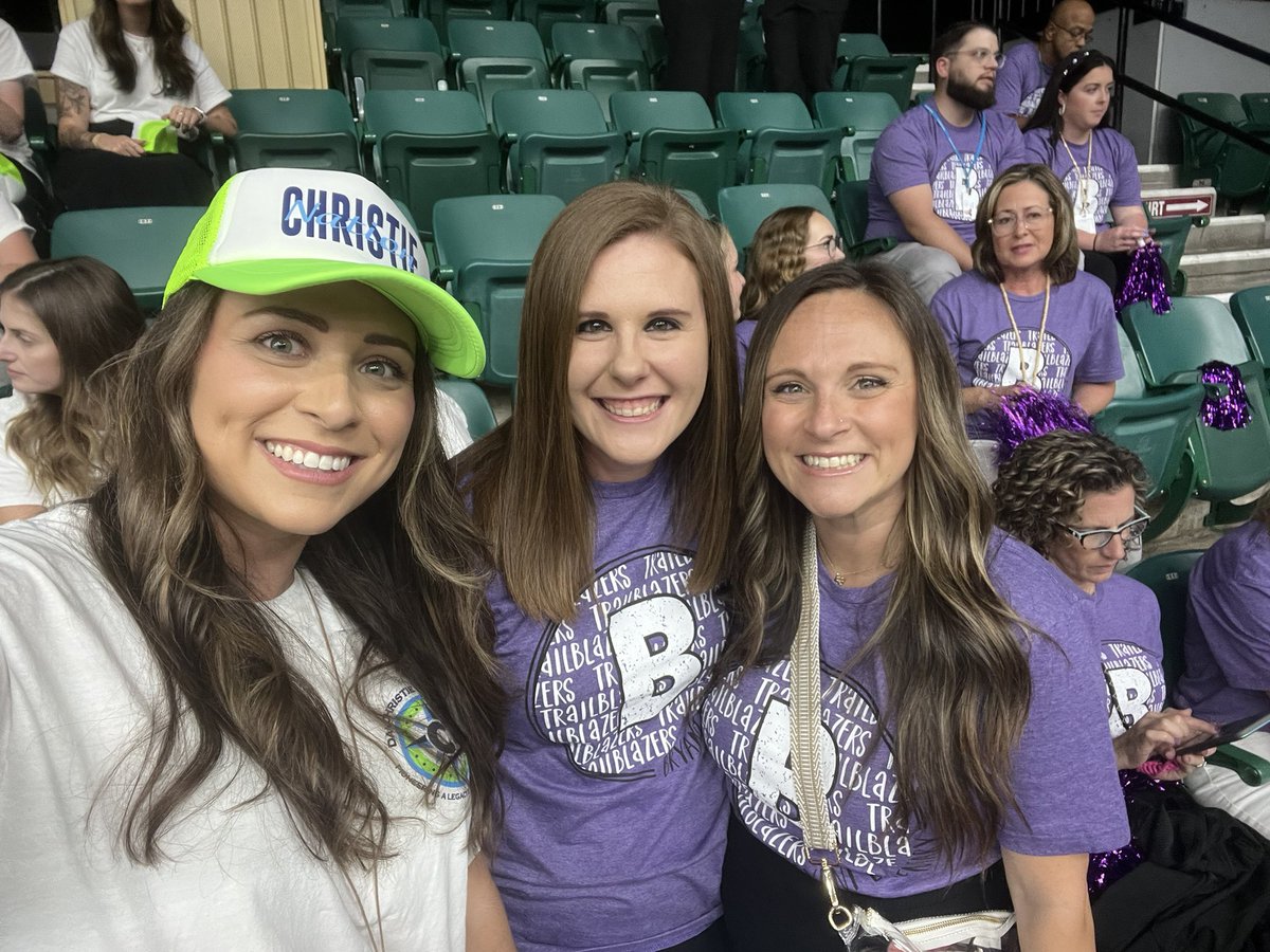 MrsRiveraKinder's tweet photo. #prosperproud convocation day 💙💚 https://t.co/HRDz0MvvRR