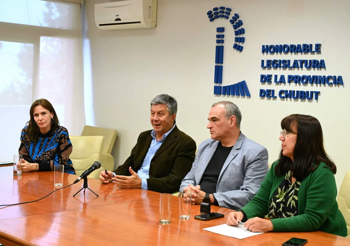 gustamenna's tweet photo. Firmamos con el secretario de Ambiente, Juan José Rivera, el acuerdo para cumplir con un deber legal inserto en la Ley Yolanda: la capacitación de los agentes de todos los poderes del Estado, en este caso de la @LegisdelChubut, en materia ambiental. 

Es una ley muy importante que gestó la entonces diputada nacional @camicrescimbeni. Y, como diputado nacional en ese entonces, me tocó votar e intervenir.

Es la primera vez que se incursiona en esta capacitación en el Poder Legislativo.

Estamos muy agradecidos a la @SecAmbChubut por esta posibilidad. 

Le vamos a dar cumplimiento, de esta manera, a esta ley que rige desde el año 2021.