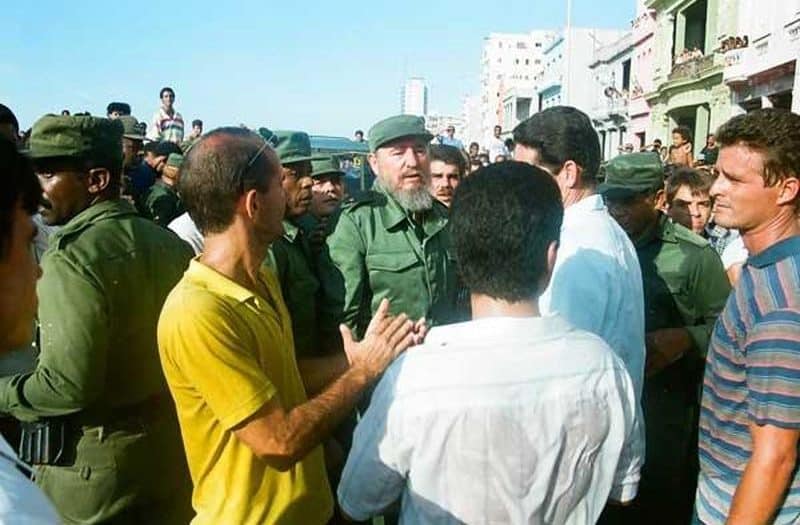 MorejonMileidy's tweet photo. #Cuba NO LO OLVIDO...
Nada más que llegó y se bajó del jeep, le entró directo al Malecón, desbordado de la multitud, y de inmediato comenzó un coro gigante que decía: Fidel, Fidel, Fidel…y se acabó la revuelta de aquel 5 de agosto, hace 32 años.
#FidelPorSiempre https://t.co/WcTveusDwX