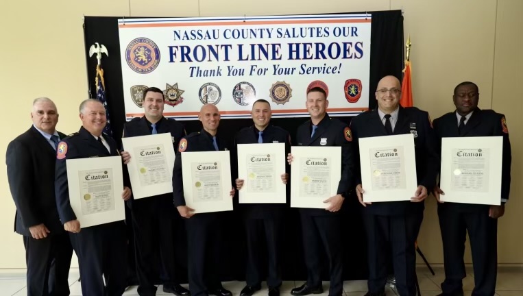 nassaucountypba's tweet photo. We're proud to recognize the following people as Legislative #TopCops for the month of August!
Officers and Medics administered CPR and advanced life-support to a man who had gone into cardiac arrest a total of 4 times. He was released from the hospital a few days later. https://t.co/Gv3PHobLiy