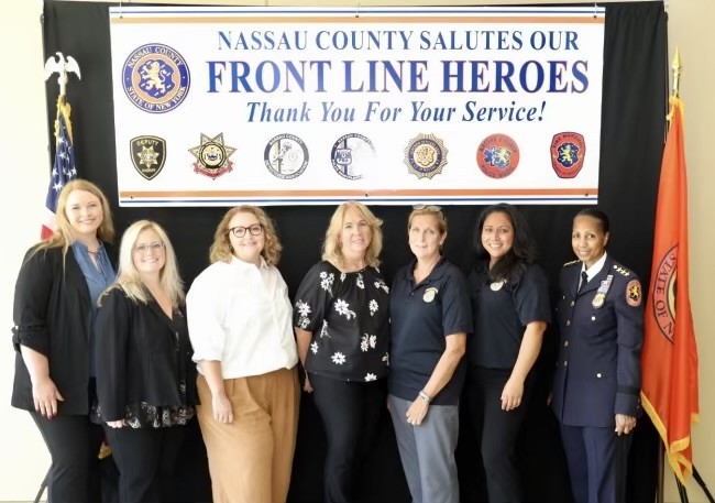 nassaucountypba's tweet photo. We're proud to recognize the following people as Legislative #TopCops for the month of August!
Officers and Medics administered CPR and advanced life-support to a man who had gone into cardiac arrest a total of 4 times. He was released from the hospital a few days later. https://t.co/Gv3PHobLiy