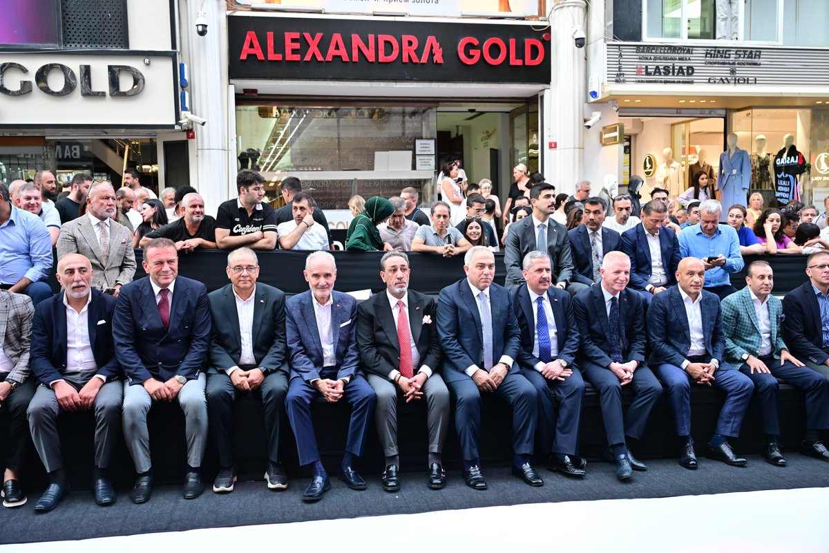 Dünya moda başkentleri arasında yer alma yolunda hızla ilerleyen, dünyanın marka kentlerinden birisi olan İstanbul’umuzda, Laleli Sanayici ve İş İnsanları Derneği (LASİAD) tarafından "Laleli Modadır" sloganıyla düzenlenen "Laleli Fashion Shopping Festivali"nin açılışına katılım