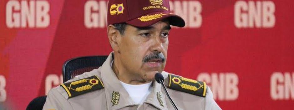 mendezguedez's tweet photo. ¿A los militares venezolanos no les da vergüenza ver a Maduro disfrazado de oficial?
¿ No se sienten humillados al obedecer órdenes del castrismo a través de este genocida que no logró ni un título de bachiller? https://t.co/6g2spIAeqx