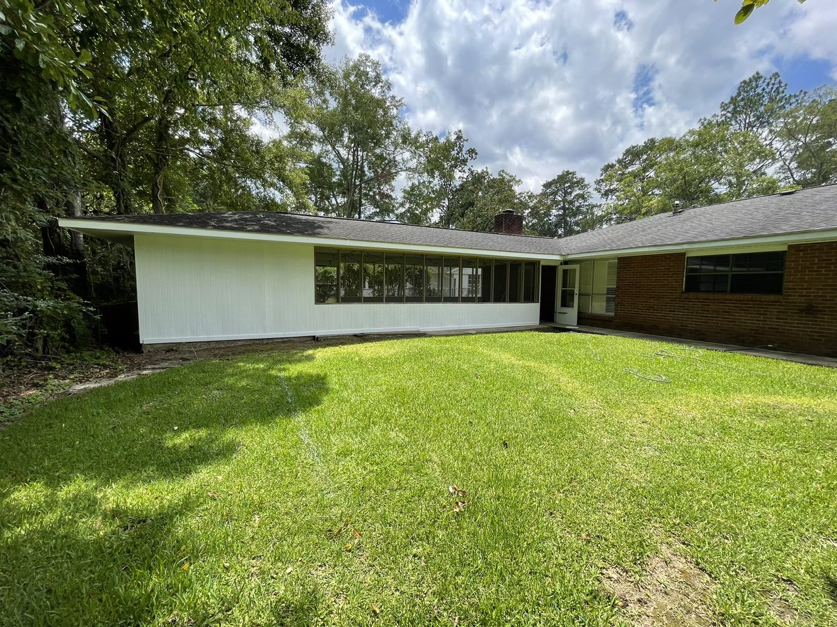 Our rental property in Hattiesburg is available! A 3 bedroom, 2 bath house in Midtown area. Lots of living area and screened in back porch. 

5 minute drive to USM
8 minute drive to William Carey
4 minute drive to Forrest General Hospital
10 minute drive to Downtown.