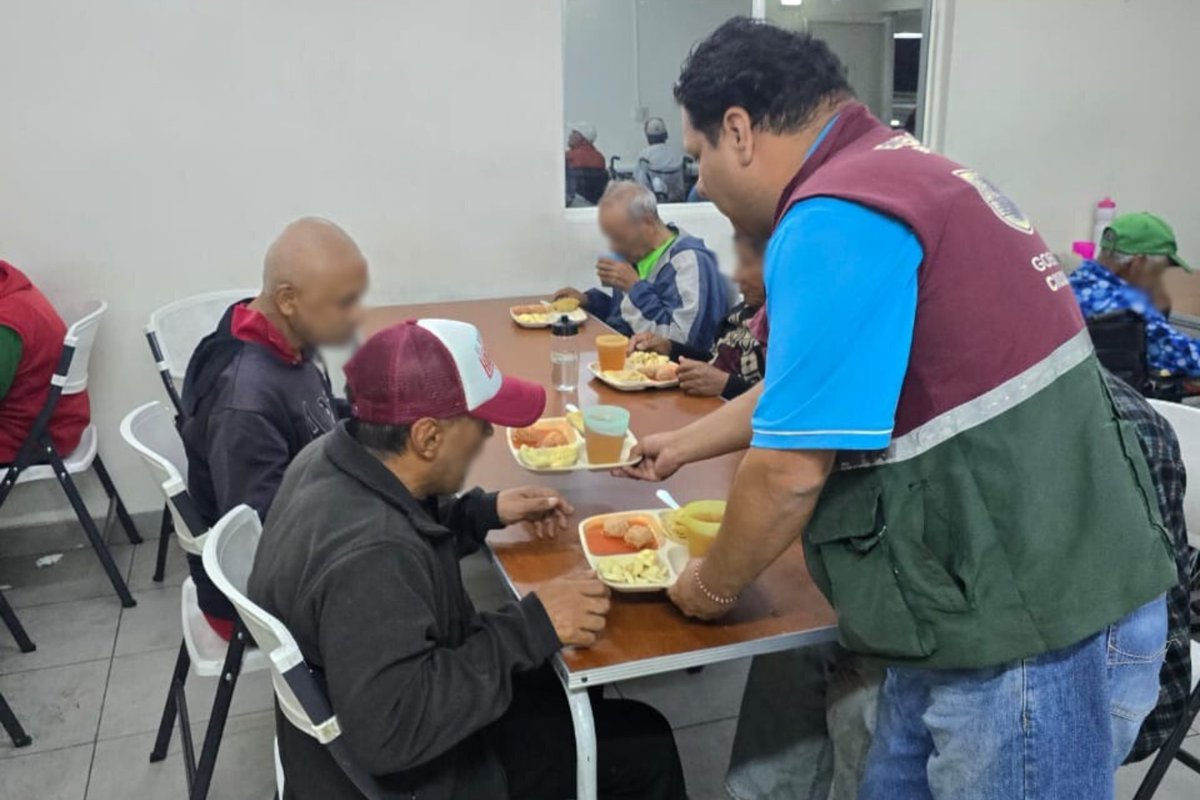 CDMX_IAPP's tweet photo. ¡Garantizamos su derecho a la alimentación!👩🍳🍲
El #EquipoDeCocina y Nutrición del #IAPP prepara comida balanceada y saludable tres veces al día a nuestr@s residentes de los Centros de la @SEBIEN_cdmx .😋
#GobiernoConAcentoSocial https://t.co/D5iYeSpBnN