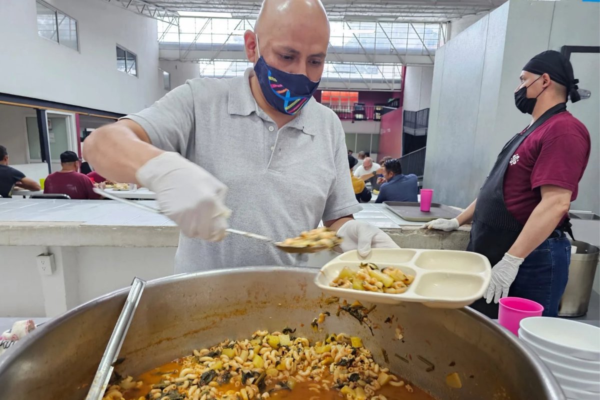 CDMX_IAPP's tweet photo. ¡Garantizamos su derecho a la alimentación!👩🍳🍲
El #EquipoDeCocina y Nutrición del #IAPP prepara comida balanceada y saludable tres veces al día a nuestr@s residentes de los Centros de la @SEBIEN_cdmx .😋
#GobiernoConAcentoSocial https://t.co/D5iYeSpBnN