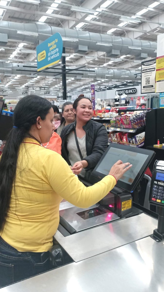 fun_crecer's tweet photo. En el mes de junio junto a @fundacion_exito , seguimos haciendo feliz a nuestra comunidad, con la entrega de mercados que llenan de alegría a las familias. 💛👨‍👩‍👧‍👦 https://t.co/hQYjv2x4oQ