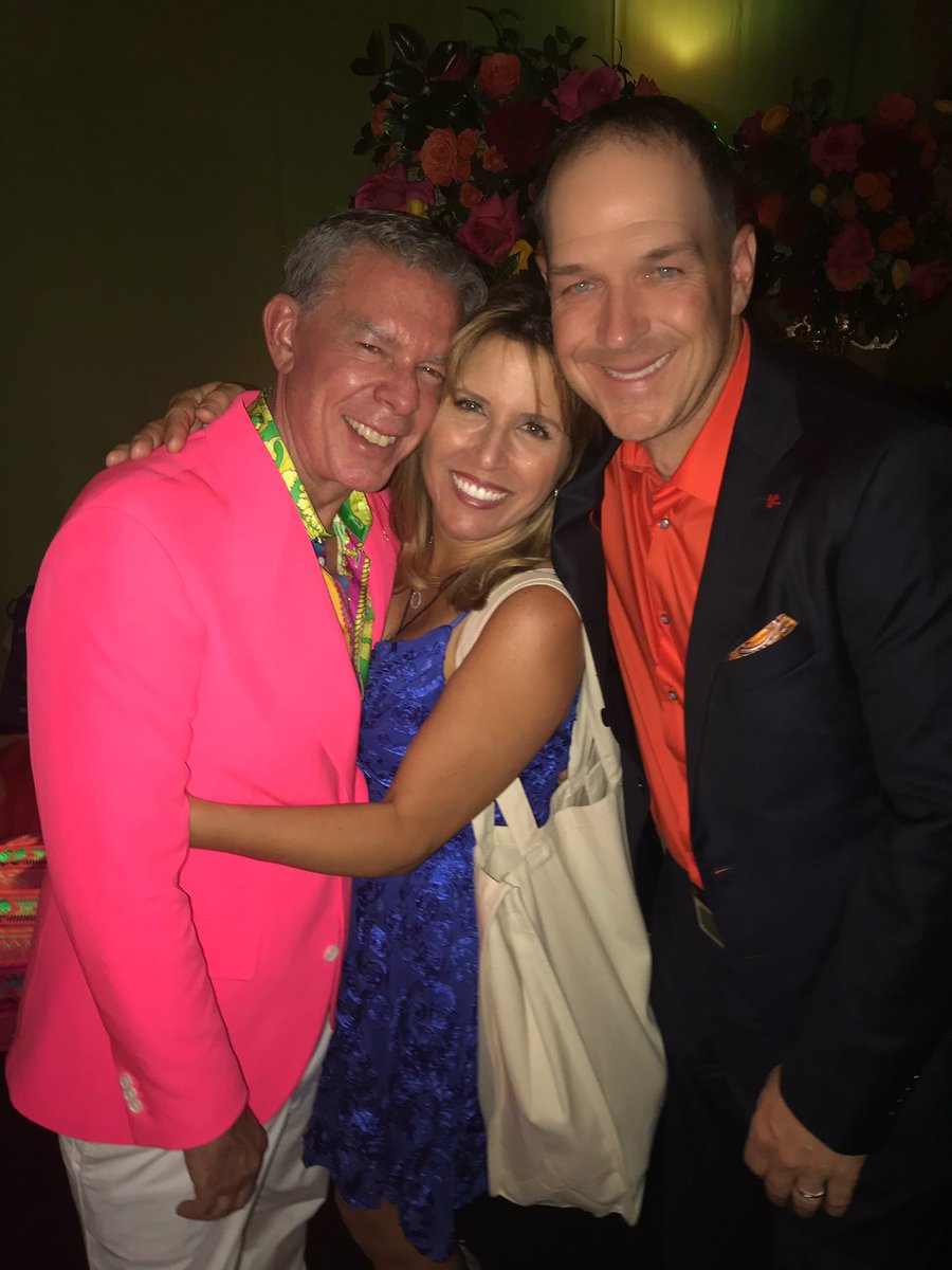 Happy Birthday to the king 👑 We ♥️ you <a href="/elvisduran/">Elvis Duran</a> 
<a href="/froggyradio/">Froggy 🎙</a>