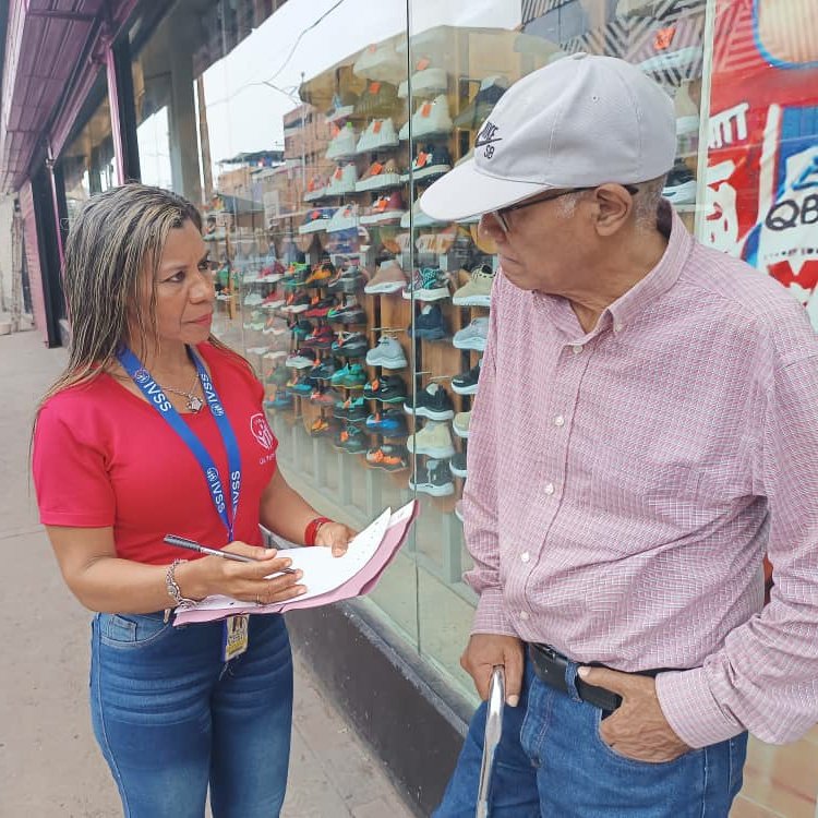 OAPLCIVSS's tweet photo. #5Ago | Desde el centro de Puerto La Cruz trabajamos por la seguridad social en la calle llevando atención a los adultos mayores. @MagaGutierrezV @Somosivss @NicolasMaduro https://t.co/IrZYadWBMs