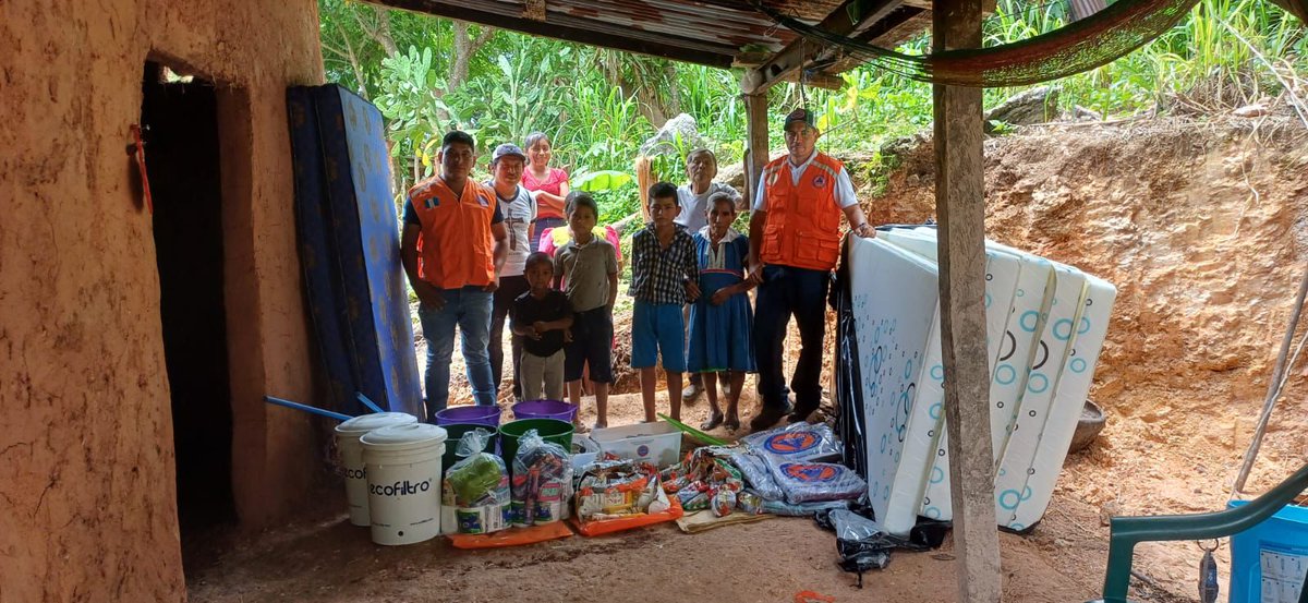 #Chiquimula Familias afectadas por deslizamiento registrado en caserío El Palmar, aldea Cajón del Río del municipio de Camotán, Chiqumula recibieron ayuda humanitaria.

Créditos: Jefferson Sandoval, Delegado Departamental de la CONRED.