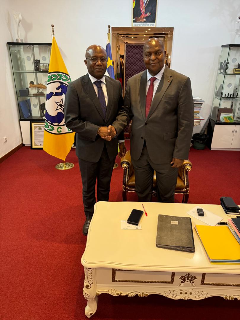 UNHCR_CAR's tweet image. En visite de travail en #RCA, le Directeur du Bureau Regional du #HCR pour l&apos;Afrique de l&apos;Ouest et Centrale, @GnonKond a été reçu ce 5 juillet par le Président @FA_Touadera.
A l&apos;agenda, discuter des #solutionsdurables pour les centrafricains forcés de fuir. 
Singuila 🙏🏾