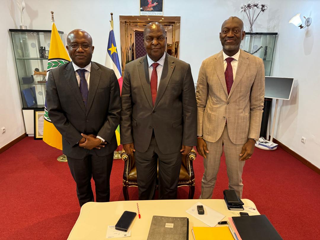 UNHCR_CAR's tweet image. En visite de travail en #RCA, le Directeur du Bureau Regional du #HCR pour l&apos;Afrique de l&apos;Ouest et Centrale, @GnonKond a été reçu ce 5 juillet par le Président @FA_Touadera.
A l&apos;agenda, discuter des #solutionsdurables pour les centrafricains forcés de fuir. 
Singuila 🙏🏾