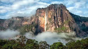 #SabiasQue

En el Parque Nacional #Canaima en Venezuela, se encuentra el mayor salto de agua conocido: El Kerepakupai Vená.

Este salto fue inspiración para la película #Up donde Carl Fredricksen hace flotar su casa con miles de globos y vuela con destino a #CataratasDelParaiso