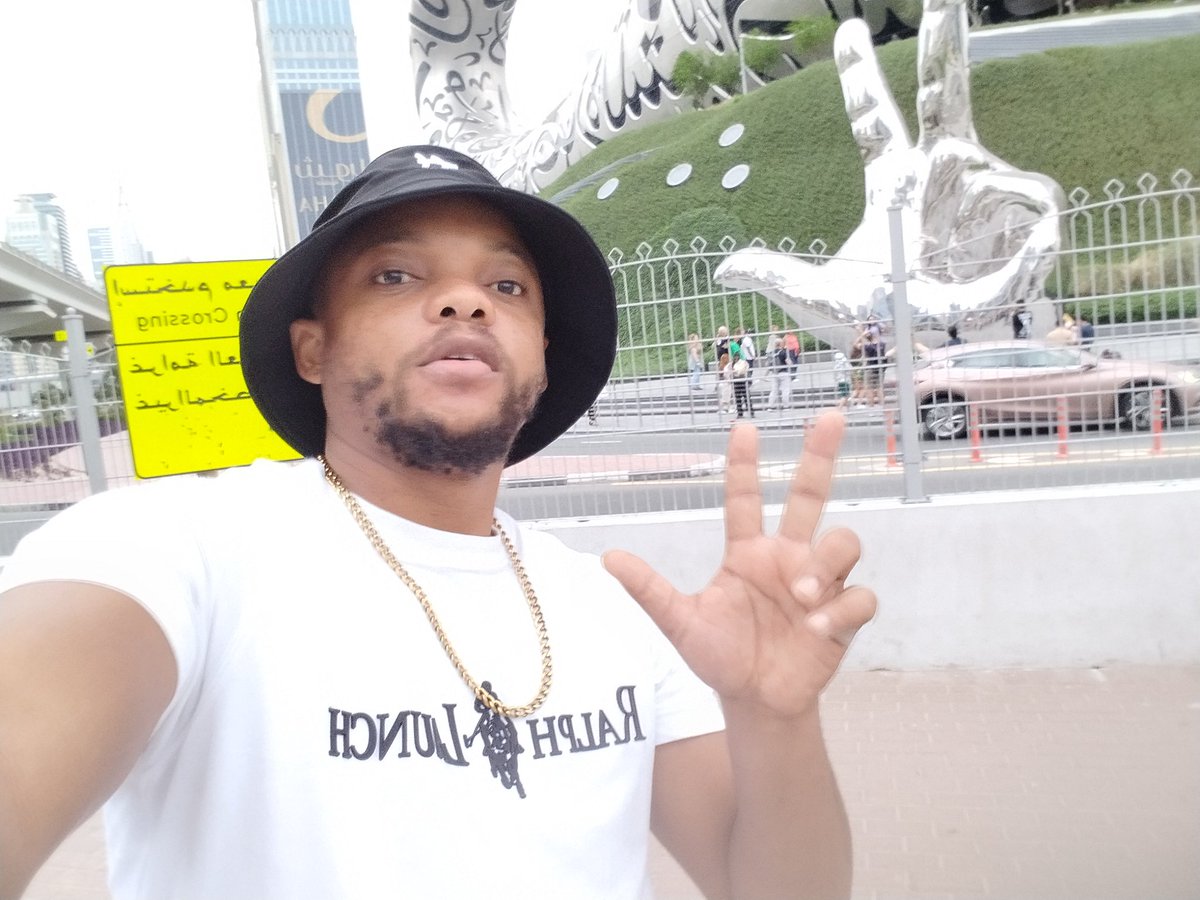 Dubai,les Émiriens sont engagés dans un processus,affirmant un but postpétrolier, consistant à créer un emporium à échelle globale.Pôle d’attraction pr voyageurs et marchandises et capitaux, avec toute la panoplie de services et de références urbaines emblématiques du xxie siècle