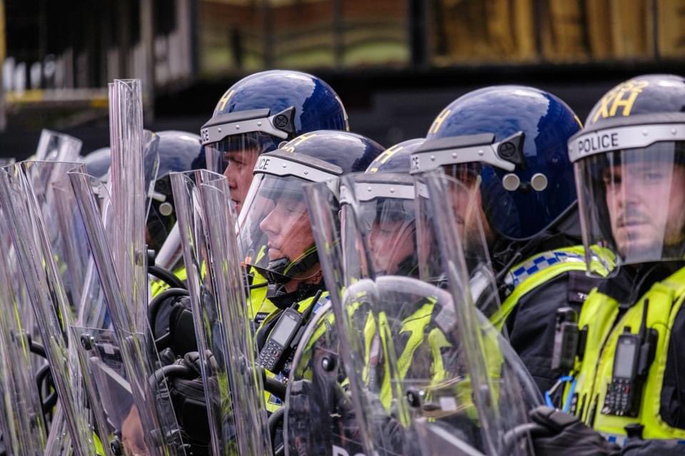 Let’s give it up for our boys and girls in blue who continue to put themselves in front of these mobs!!
Thank you to all our police around the country 
<a href="/HumberbeatHULL/">Humberside Police - Hull</a> <a href="/peter_levy/">Peter Levy</a> <a href="/bbcburnsy/">David Burns</a> #Police