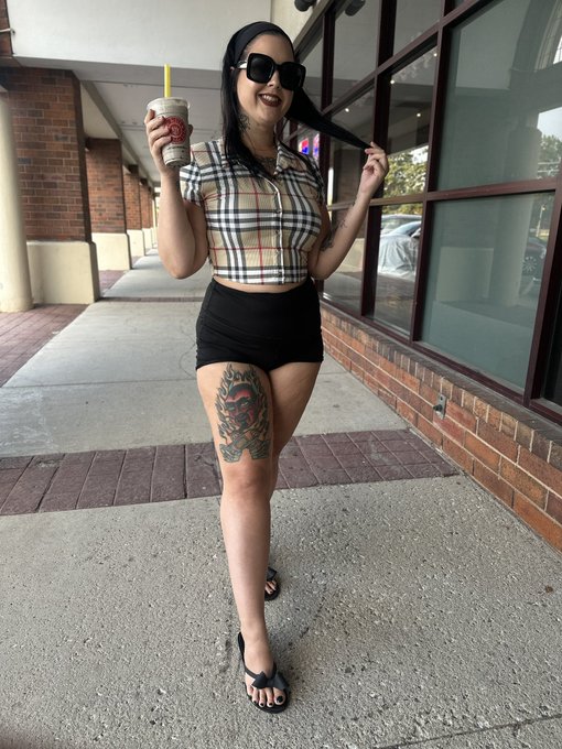 Give me bubble tea and tell me I&rsquo;m pretty 🥰 https://t.co/CotrwC8pWF