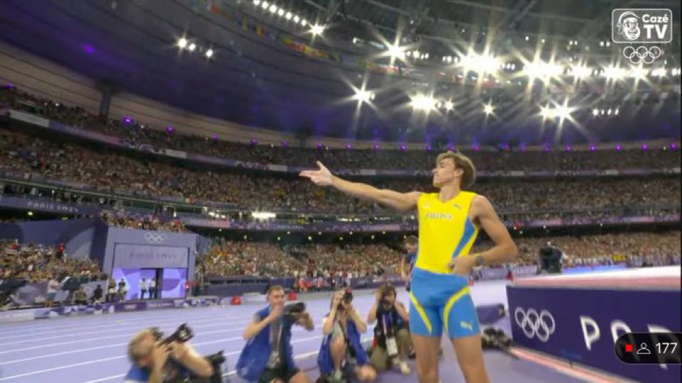 Quotidien_Sport's tweet photo. La célébration d’Armand Duplantis ✨

#Paris2024 https://t.co/iWpezDktjI