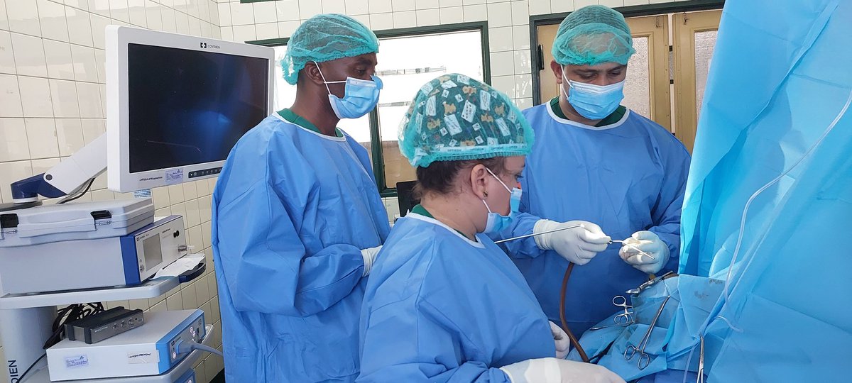 A surgery took place today at the University Teaching Hospital of Butare (CHUB), where a team of Cuban neurosurgeons performed a craniotomy and tumor resection on an 11-year-old girl with a brain tumor. Remarkably, the procedure was conducted without general anesthesia, with the