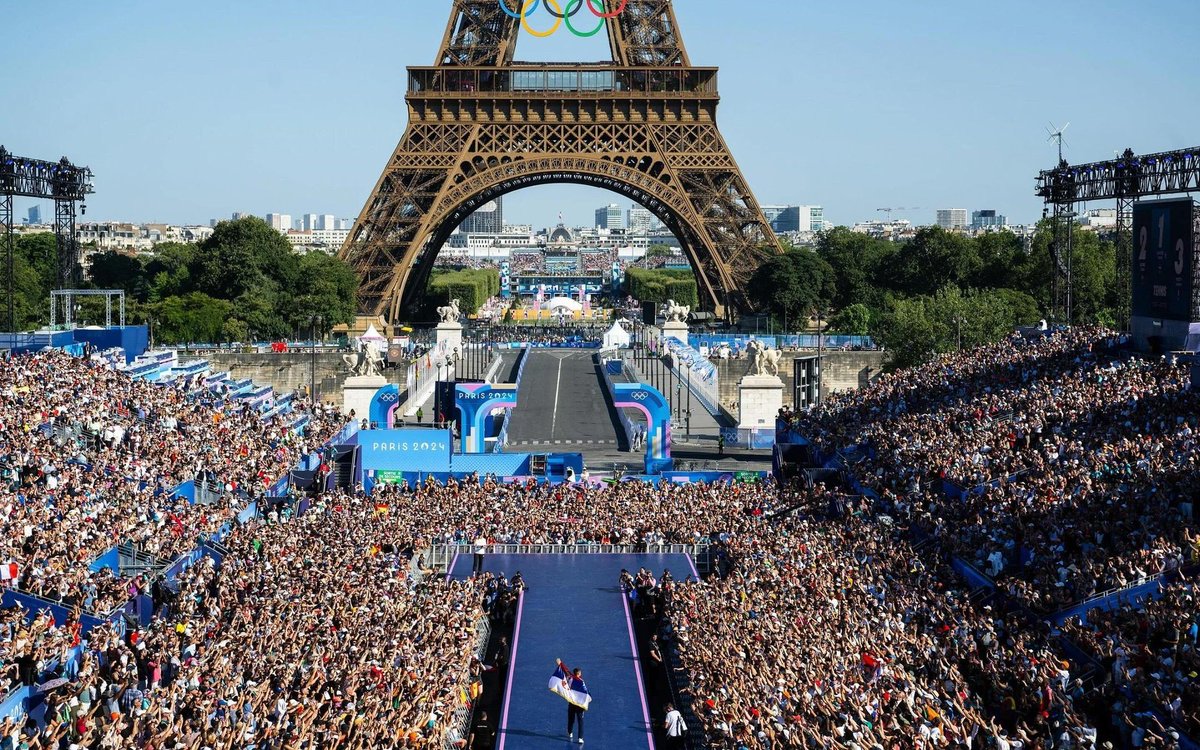 IamPuneetX's tweet photo. The crowds to see #Djokovic at the Eiffel Tower #Paris2024 https://t.co/92KJbrPbaR