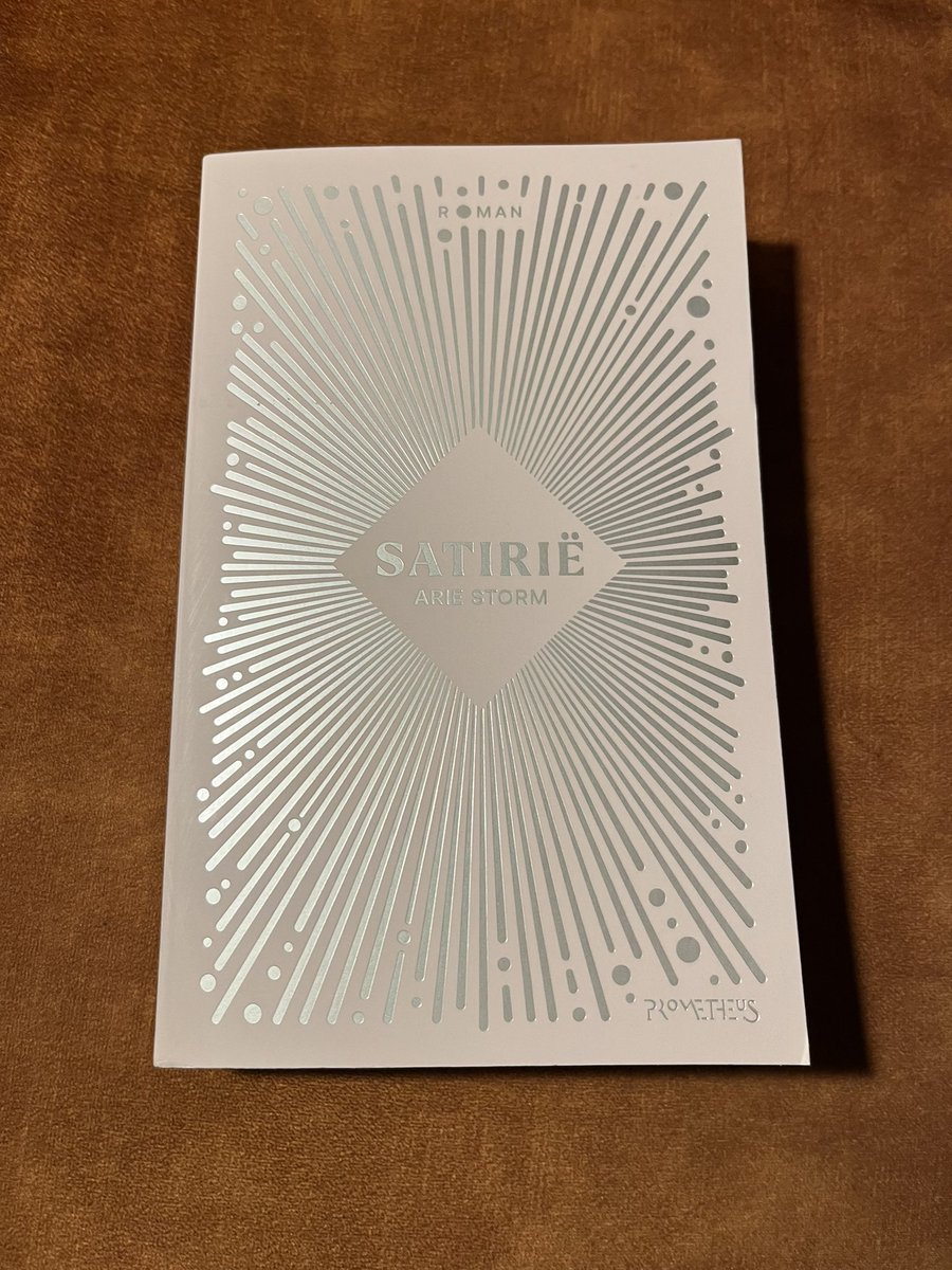 Moeilijk weerstand te bieden aan arie Storms literatuurkritiek, boekhandelskritiek en slim verpakte zelfspot. Heel fijn weer, deze. Ongetwijfeld op een grote stapel bij, pak ‘m beet, @linnaeusboekhandel. Hopelijk nog eens kansrijk de Boekhandelsprijs.
#uitgeverijprometheus