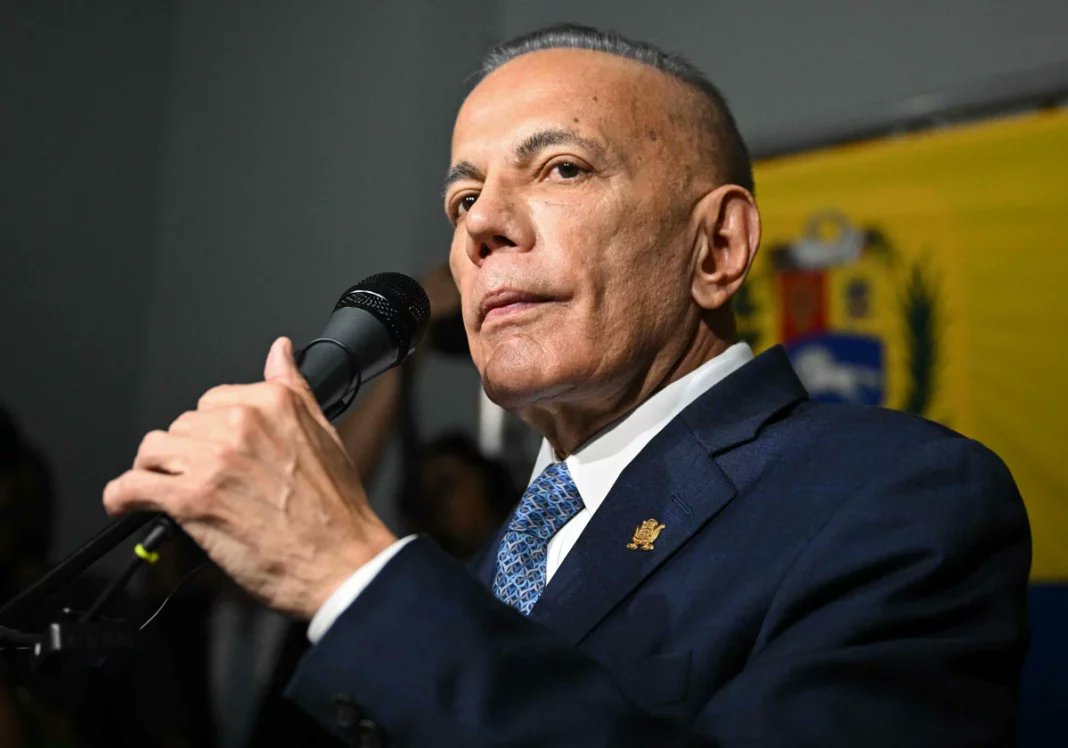 #Pais|| El gobernador de Zulia y presidente de la organización política Un Nuevo Tiempo, Manuel Rosales, pidió firmeza, madurez y altura política para defender la victoria de la Plataforma Unitaria Democrática conseguida el 28 de julio.

«Transcurren horas decisivas que ameritan
