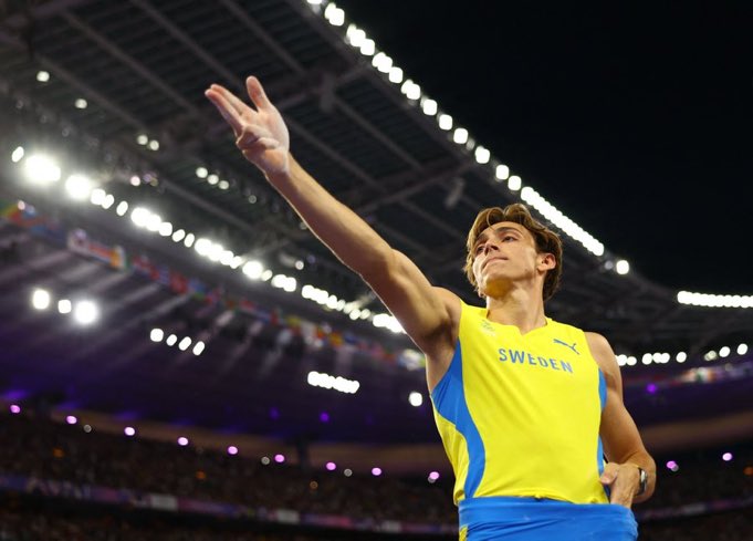 bybonsports's tweet photo. Olimpiyat rekoru kıran Armand Duplantis'ten Yusuf Dikeç pozu. 

#Paris2024 https://t.co/bqc7yFOE5Q
