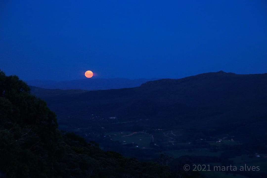 fotomarta's tweet photo. Moonrise over the mountains in Brazil
https://t.co/stJ0v4aeSg 
@opensea 
#NFT #NFTPhotography #saothomedasletras https://t.co/fiN5NLu9my