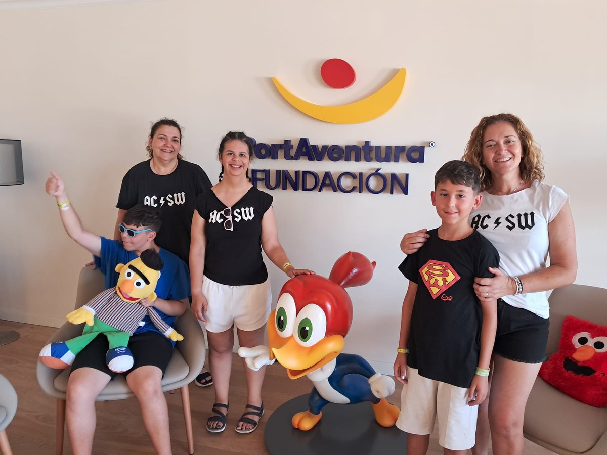 _ACSW's tweet photo. Familias de la @_ACSW han pasado unos días maravillosos en @Portaventura_ES gracias al proyecto Dreams.
Muchas gracias a Fundacio Port Aventura
💚🩷 https://t.co/S92KtAx0FX