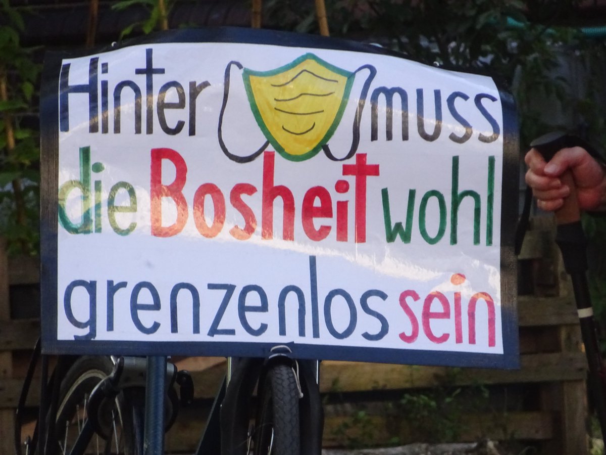 Nautilu40286557's tweet photo. #b0508 #fckQuerdenken #FCKdieBasis #fckafd
18 Uhr Rathaus #Schöneberg zum Nollendorfplatz: Zum 109 Mal, rechte, verschwörungsideologisch motivierte "Spaziergänger". Die Legende von 2021 wird aufgewärmt, der Klimawandel geleugnet und JD Vance beworben. @TsRegister @cyroxx https://t.co/iyuq5VkY9M