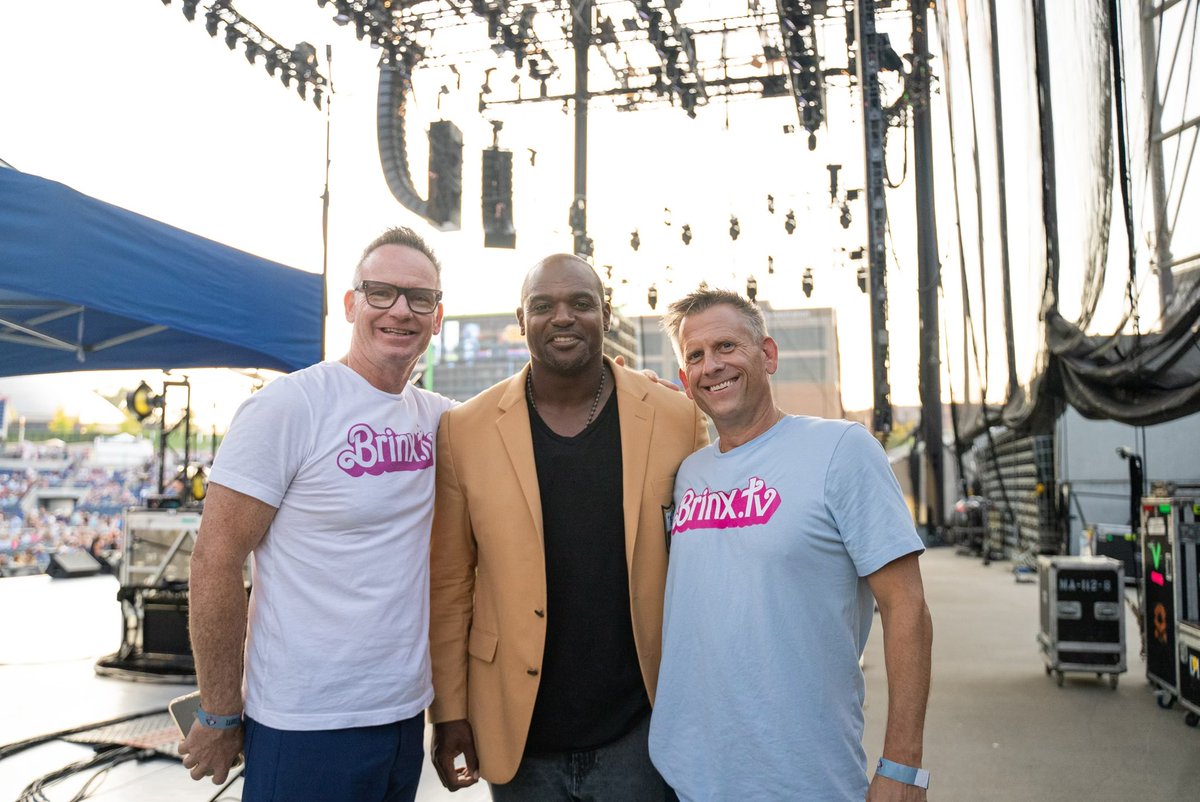 Absolutely surreal watching <a href="/dwightfreeney/">Dwight Freeney</a> get inducted into the <a href="/ProFootballHOF/">Pro Football Hall of Fame</a> 🔥