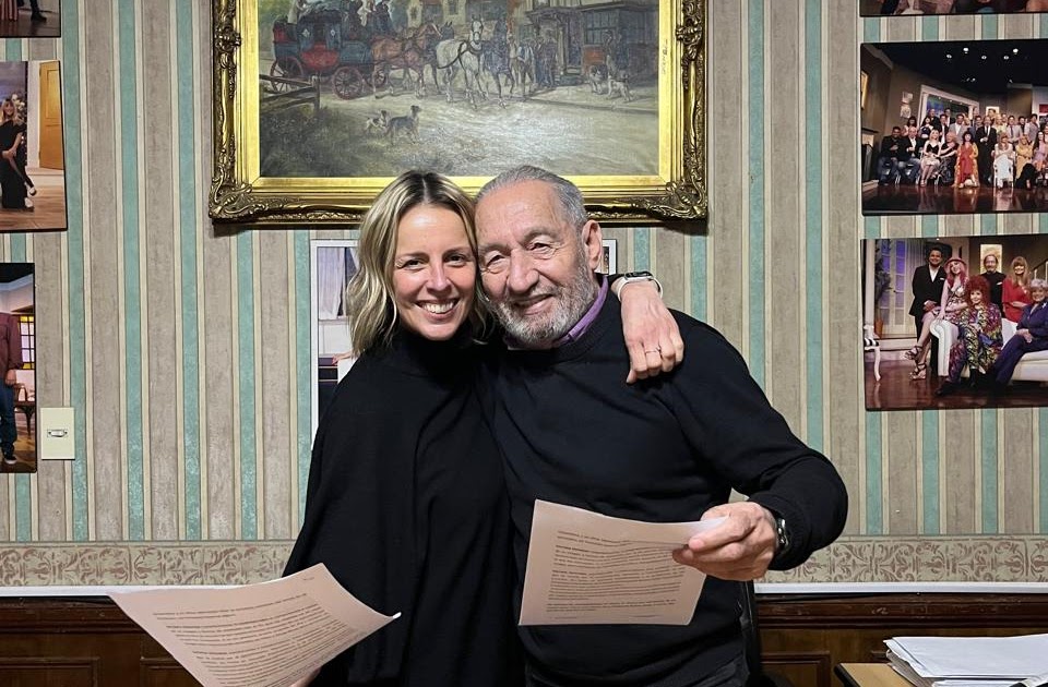Producción Integral (@fpfvideos) on Twitter photo La periodista Milva Castellini firmó contrato para estar en Radio +107.5. <a href="/aldofunes/">Funes Producciones</a> dlvr.it/TBXPGb La periodista Milva Castellini firmó contrato para estar en Radio +107.5. <a href="/aldofunes/">Funes Producciones</a> dlvr.it/TBXPGb