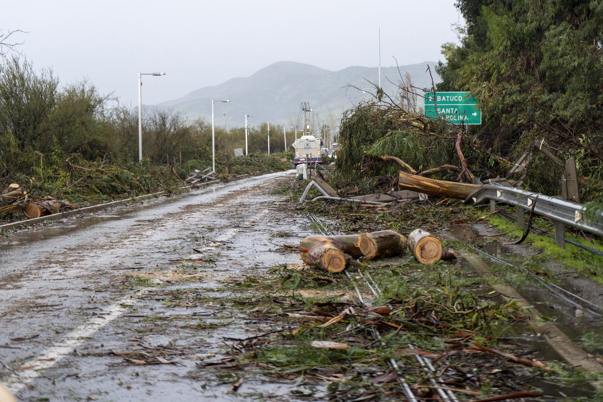 Según cifras de ENEL, 20 mil hogares en nuestra comuna tendrían luz. Sin embargo, nuestros vecinos de Batuco y de los sectores más rurales siguen esperando la reposición del suministro eléctrico, tras más de 90 horas…
#AuditoriaParaENEL #CompensaciónAClientes