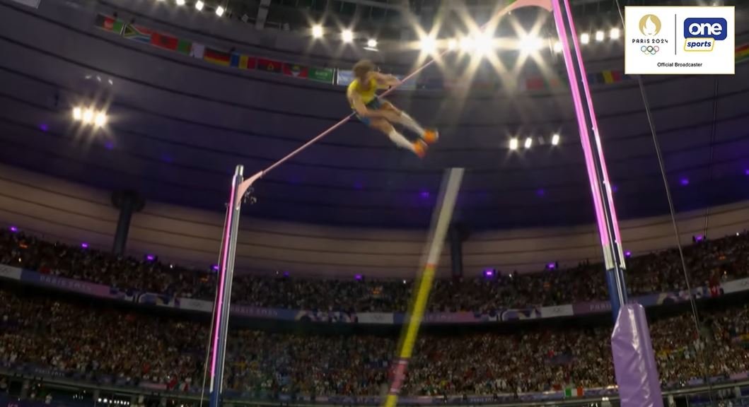ABSCBNNews's tweet photo. He does it! Mondo Duplantis sets a new world record of 6.25-m! #Paris2024 #Olympics (📸: One Sports via @CignalTV / @OlympicPHI) https://t.co/8mpj0PrQeW