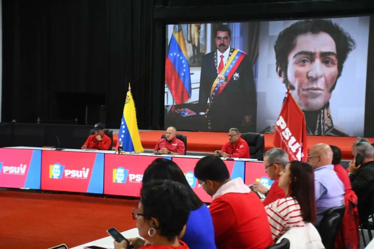 Nahumfernandezm's tweet image. 🚩Celebramos reunión con la Dirección Nacional del @PartidoPSUV. Hemos acudido al llamado al presidente @NicolasMaduro junto al pueblo venezolano para defender la Patria, demostrando que el legado del Comandante Chávez seguirá en pie de lucha. 

#PatriaSoberanaYPlena