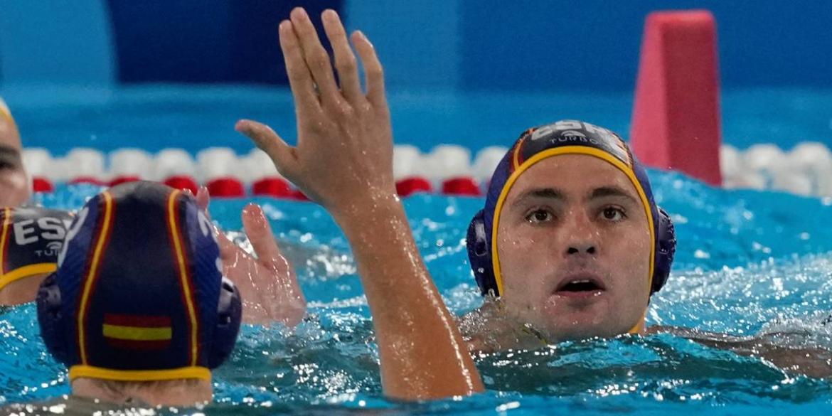 Final La Défense Arena de Nanterre, FRA🇫🇷 8 -ESP🇪🇦 10 #waterpolo🤽‍♂️ JJ.OO <a href="/Paris2024/">Paris 2024</a>🇫🇷 La selección <a href="/SpainWP/">Waterpolo ESP</a> única invicta. Rival en cuartos CRO🇭🇷 ¡Grandes <a href="/DMwpCoach/">David Martín Lozano</a> <a href="/Albermuna/">Alberto Munarriz</a> <a href="/MarcLarumbe/">MarcLarumbe</a> <a href="/MigDeto/">Miguel de Toro</a> <a href="/unaiwp01/">Unai Aguirre Rubio</a> <a href="/edulorrio/">Eduardo Lorrio</a> <a href="/alvarowp98/">Álvaro Granados</a> <a href="/biel_unai/">Unai Biel</a> <a href="/RTahull/">Roger Tahull Compte</a>! <a href="/rne/">Radio Nacional</a>