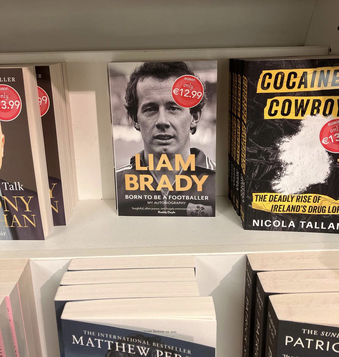 RyanLarry's tweet image. Look at that! Oh, look at that! Out now in paperback by @eriu_books geni.us/BorntobeaFootb…