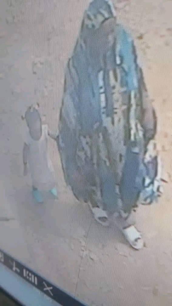 PatrickOvono's tweet photo. 🆘🚨Yaoundé Quartier Nkomkana🇨🇲
Cette fille est portée disparue depuis hier vers 12 h !!!

Sur la caméra de la maison on voit une femme voilée partir avec elle !

Partageons au maxi afin de sauver la petite 

Contact de la famille : 653790188

Max de partage svp https://t.co/1S2c24pEl2