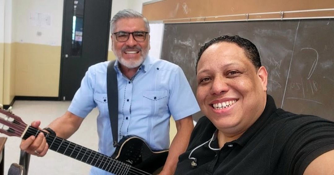 marvinnunezrd's tweet photo. La misión de hoy fue junto a este hermano querido y bendecido @salvadorgomezoficial. ¡Qué mal agradecida es mi guitarra que se quería ir con él😅! Bendiciones, hermano del alma. Cuánto aprendimos hoy. 🙏🎸 https://t.co/G7nM7TiG0Y