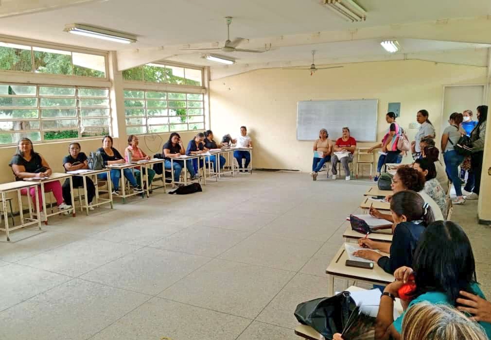Para continuar trabajando en una educación de calidad, desde el mcpio Libertador se llevó a cabo un encuentro de Directores y Directoras en planificación constante.
Aragua es Educación!
#PatriaSoberanaYPlena 
<a href="/NicolasMaduro/">Nicolás Maduro</a> 
<a href="/_LaAvanzadora/">Yelitze Santaella</a> 
<a href="/MPPEDUCACION/">MPPEDUCACION</a> 
<a href="/LeiraSuarezPsuv/">LeyraSuarezPsuv</a>