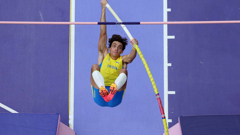 LiaCapizzi's tweet photo. Oh Mondo Mondo
Perchè sei tu, Mondo?

L'ha fatto ancora. Mondo Duplantis e la sua insana follia di continuare a saltare sempre più vicino al cielo.
Record del Mondo: 6.25 metri !!
A 24anni il ragazzo di Lafayette (americano di nascita e di formazione ma gareggia per la Svezia, nazione di mamma Helena sua allenatrice insieme a papà Greg, americano)
conquista il suo secondo ORO olimpico (Tokyo + Parigi).
Altro ??

Learning to Fly

#Paris2024 #Parigi2024