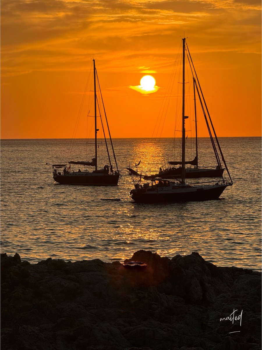 maite2b32's tweet photo. Belle soirée à tous avec le sunset du jour 5/08/24 dans la golfe de Galéria/Corse ! https://t.co/Qh1XarKReT