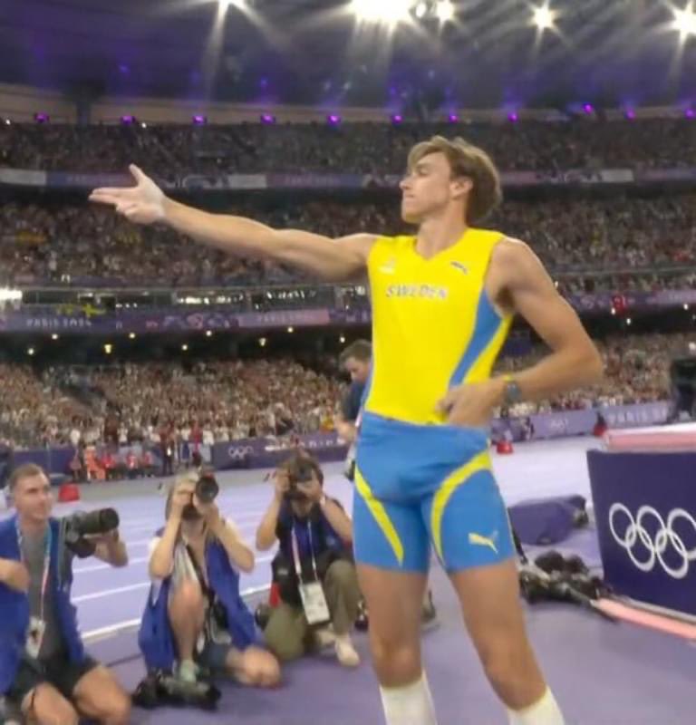 Olimpiyat rekoru kıran sırıkla atlamacı Armand Duplantis, rekorun ardından Yusuf Dikeç pozu verdi.
#OlympicGames #YusufDikec #armandduplantis