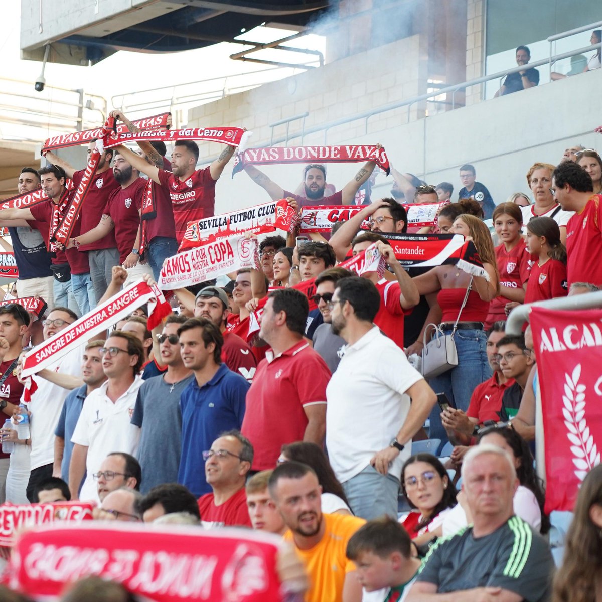 SevillaFC's tweet photo. ¡Mil gracias a todos los sevillistas desplazados al Algarve para apoyarnos! 👏🏻

Buen viaje de vuelta a casa. ⚪️🔴

#WeareSevilla https://t.co/65CWYhPZDM