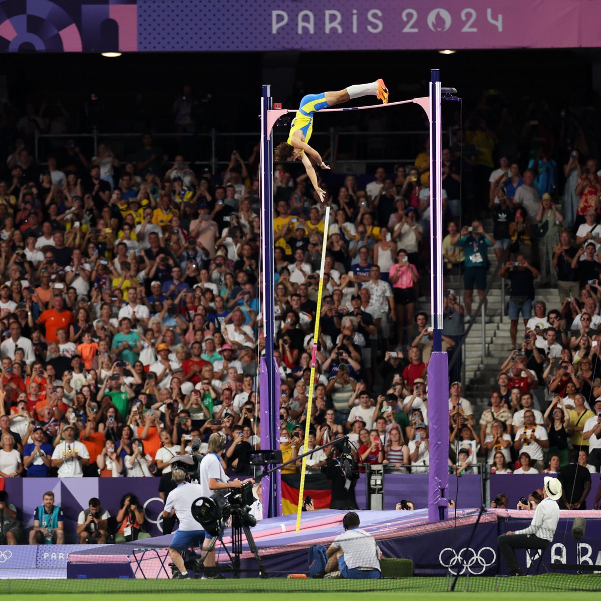 PopCrave's tweet photo. Sweden’s Mondo Duplantis breaks the Pole Vault world record, clearing 6.25m at the #Olympics to win Gold. https://t.co/E5cxjRk6T8