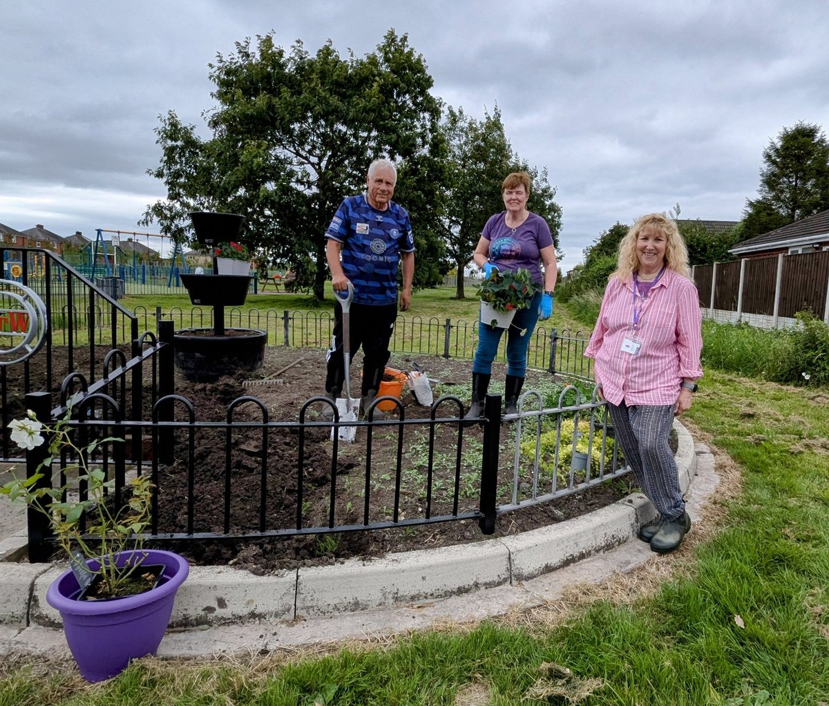 Jeans_Gems's tweet photo. Up early to go to @BentsGardenHome After buying more greenery 💚 &amp; silver 🩶filler plants for our @HMD_UK Memorial Garden 🪴 I took Lottie to the #PetCafe &amp; she had her favourite chews🍗Two lovely friends came to  help me on the project &amp; we have lacquered the 16 Plant/Stones🪨🪻 https://t.co/Q79Hgqeumr