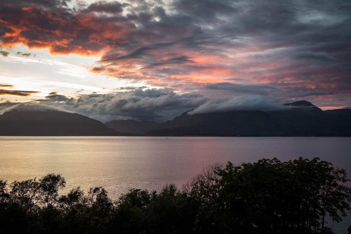 Scoob100's tweet photo. Quite the sunset this evening. #lochlinnhe @WindyWilson88 @SeanBattyTV @BBCWthrWatchers @stvweatherwatch @JudithRalston https://t.co/rdir0sAQlc
