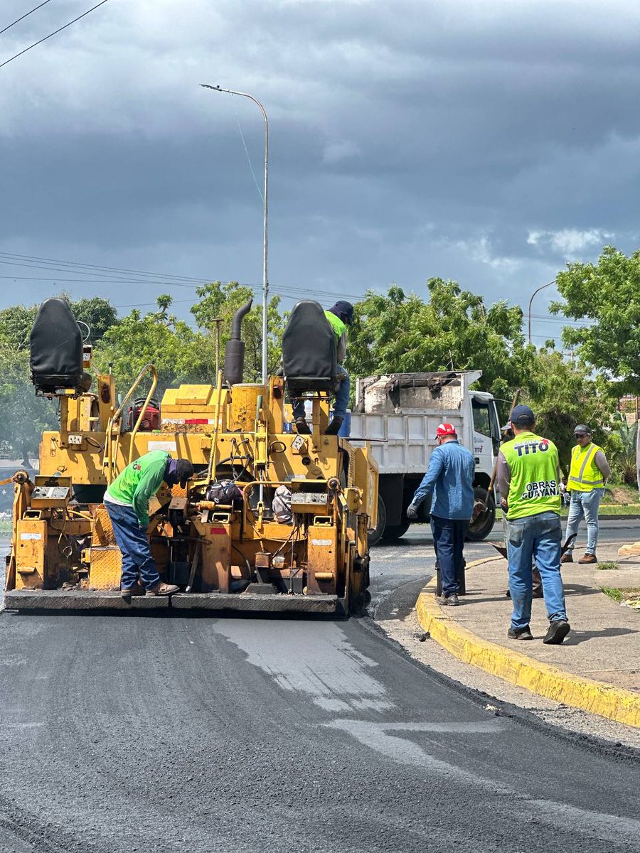 OviedoPSUV's tweet photo. Aquí nada nos detiene. Y menos el compromiso de trabajar para la Ciudad Guayana para vivir que estamos construyendo. Ya las maquinas están activadas en la avenida Libertador ¡Vamos pa'lante!
#PatriaSoberanaYPlena https://t.co/PQXSBiqOQR