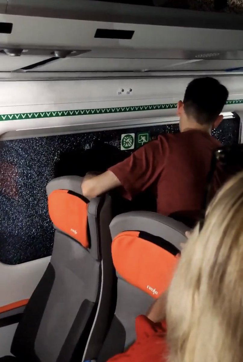 Pasajeros de un tren han tenido que romper las ventanas para respirar y evitar una desgracia tras estar parados en un túnel sin aire acondicionado más de 3 horas. 

Nunca en la vida ha funcionado tan mal el sistema ferroviario en España. Óscar Puente debe dimitir.